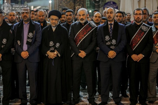 تصاویری از پرچم عزای حسینی بر فراز گنبد ائمه(ع) در عراق تصاویری از پرچم عزای حسینی بر فراز گنبد ائمه(ع) در عراق