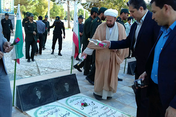 عطرافشانی و گلباران مزار شهدا در کوهبنان + تصاویر عطرافشانی و گلباران مزار شهدا در کوهبنان + تصاویر