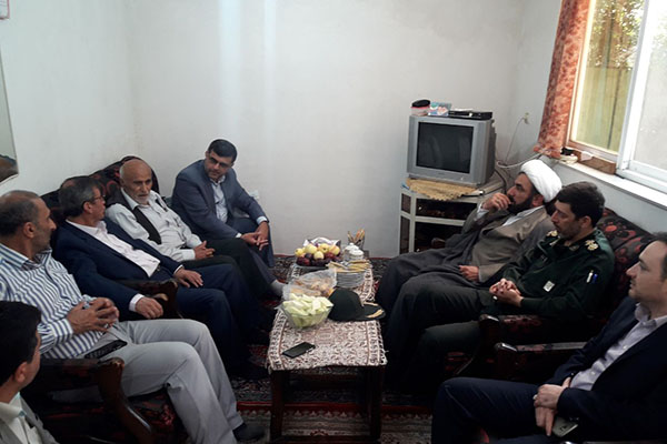 دیدار با خانواده شهدا در املش + تصاویر دیدار با خانواده شهدا در املش + تصاویر