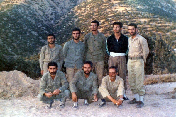 سعید زکی لو تخته جعبههای کاتیوشا که رحل قرآن شدند/ فرمانده و سرباز همه بر سر یک سفره بودیم/ تنها شکلی از احترام به شهدا باقی مانده است