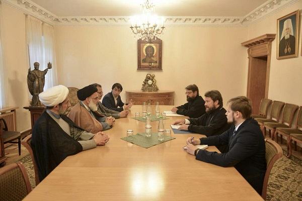 اهدای نهج&zwnj;البلاغه به مقام مسیحی روس+عکس