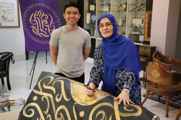 هفته خوشنویسی ایران به فیلیپین میرود/ ترسیم صلح با هنرمندی مسلمان و مسیحی+عکس هفته خوشنویسی ایران به فیلیپین میرود/ ترسیم صلح با هنرمندی مسلمان و مسیحی+عکس