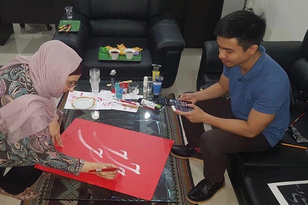 هفته خوشنویسی ایران به فیلیپین میرود/ ترسیم صلح با هنرمندی مسلمان و مسیحی+عکس هفته خوشنویسی ایران به فیلیپین میرود/ ترسیم صلح با هنرمندی مسلمان و مسیحی+عکس