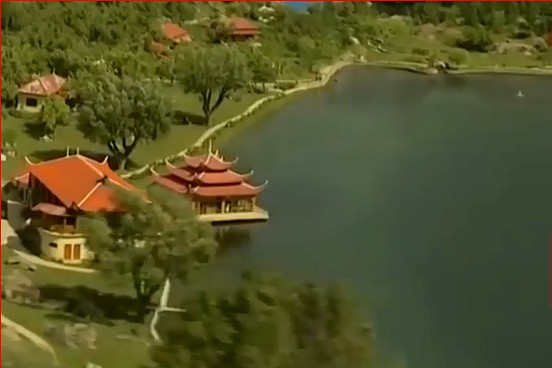 پرچم امام حسین(ع) بر دروازه&zwnj;های چین+کلیپ