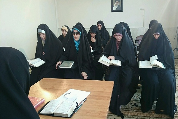 دوشنبه/// شاید توفیق دیدار برایم محقق نشود اما در قلیم می‌توانم یک قدم به خواسته ایشان نزدیک‌تر شود/ مسابقات بهانه‌ای برای تثبیت باشد نه عرصه‌ رقابت/  برکت حفظ قرآن را از ائمه(ع) به ویژه امام حسین(ع) دارم/ حفظ قرآن زحمتی که شیرین است