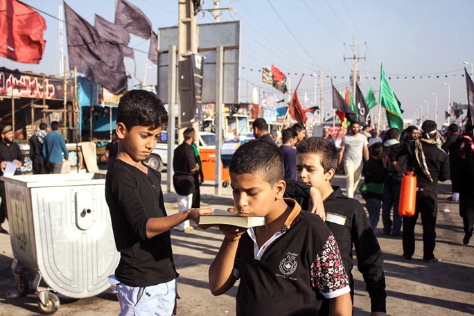 خدماترسانی دانشآموزان ایرانی از زوار نوجوان اربعین/ توزیع 20 هزار اقلام فرهنگی در مسیر راهپیمایی