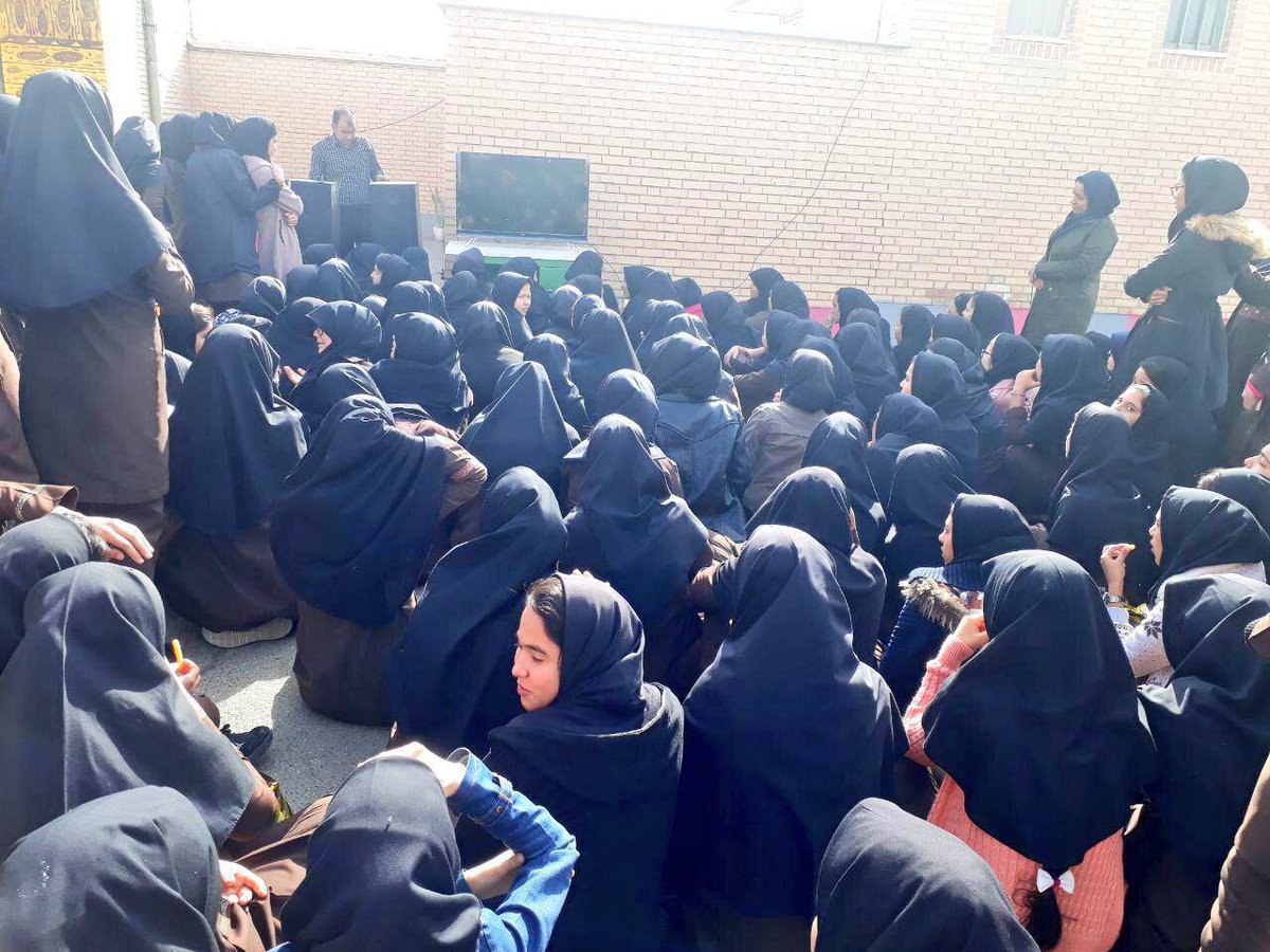 رد نشود///دانش&zwnj;آموزان در حال تماشای فوتبال + عکس