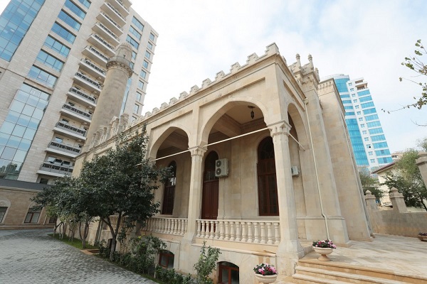 حضور مهربان علی&zwnj;اف در مراسم افتتاح مسجد امام حسین باکو