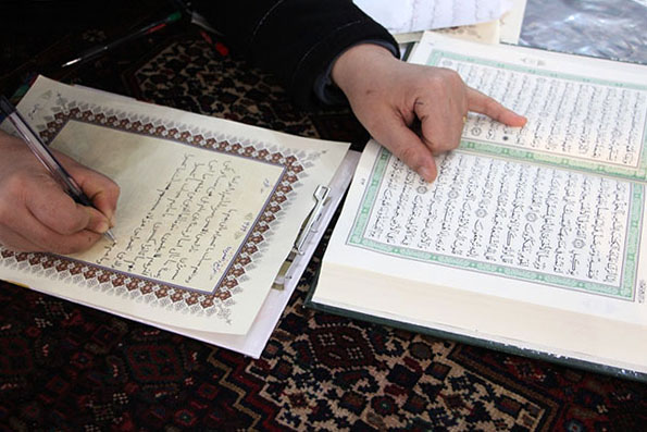 کتابت قرآن؛ بزرگترین آرزوی بانوی خوشنویس کتابت قرآن؛ بزرگترین آرزوی بانوی خوشنویس