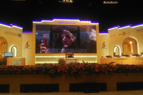 اجرای نماینده ایران در مسابقات قرآن امارات / سالن مسابقات تحت تأثیر بانوی حافظ ایرانی