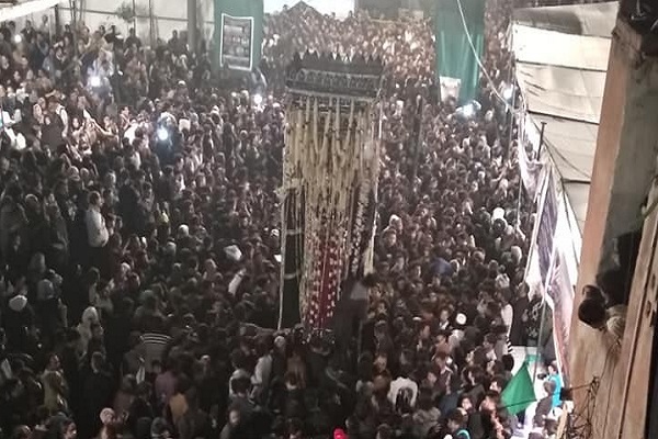 حضور هزاران نفری شیعیان هند در مراسم عزاداری امام عسکری(ع)