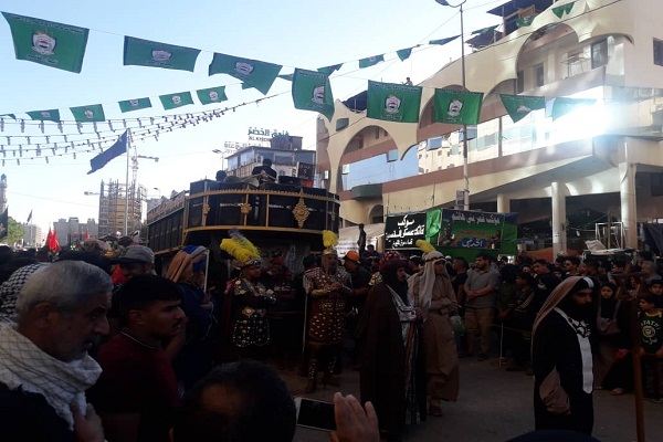 روایت ایکنا از کاروان اسرای شام در خیابان های کربلا