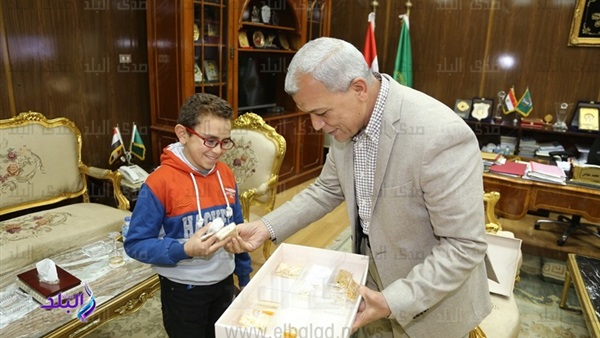 تشکر قرآنی کودک مصری از استاندار منوفیه+عکس تشکر قرآنی کودک مصری از استاندار منوفیه+عکس