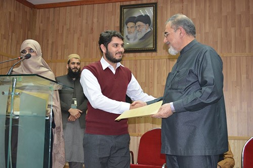 آموزش خطاطی قرآنی توسط بانوی پاکستانی در پیشاور آموزش خطاطی قرآنی توسط بانوی پاکستانی در پیشاور