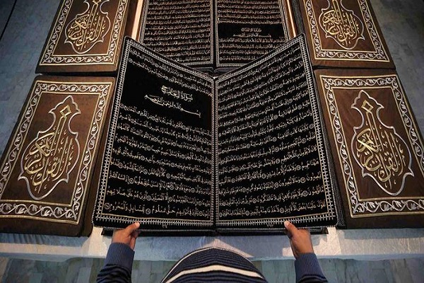 دوخت کامل قرآن توسط هنرمند سوری