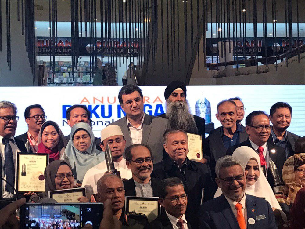 پژوهشگر ایرانی برنده جایزه ملی کتاب مالزی شد پژوهشگر ایرانی برنده جایزه ملی کتاب مالزی شد