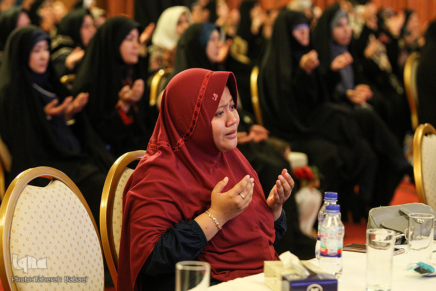 تشرف شرکت&zwnj;کنندگان مسابقات بین&zwnj;المللی قرآن بانوان به زیارت امام رضا(ع)