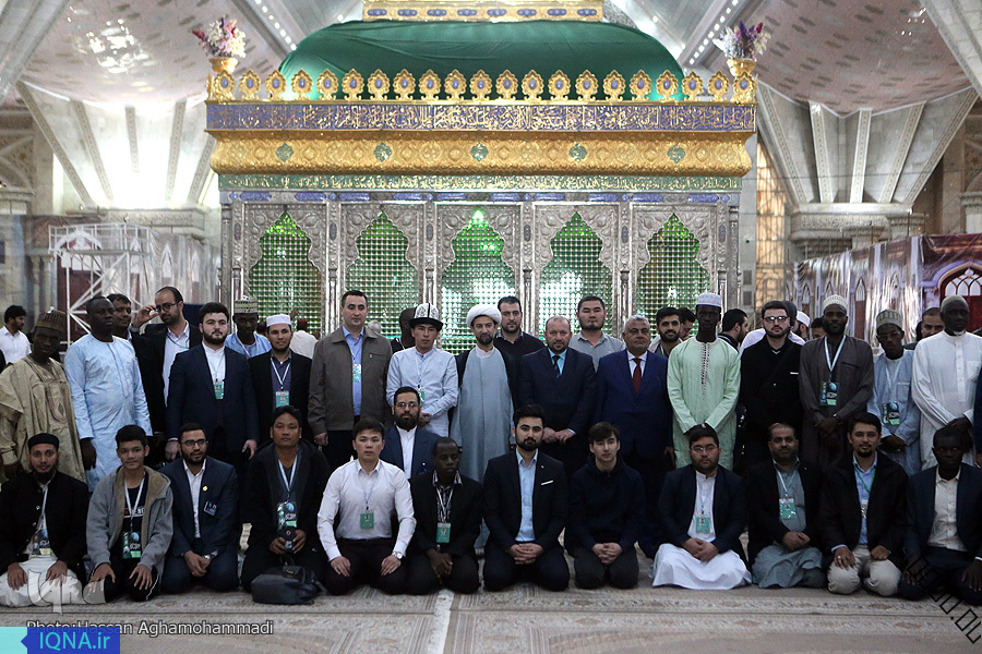 ادای احترام شرکتکنندگان سی و ششمین مسابقات بینالمللی قرآن به بنیانگذار انقلاب ادای احترام شرکتکنندگان سی و ششمین مسابقات بینالمللی قرآن به بنیانگذار انقلاب