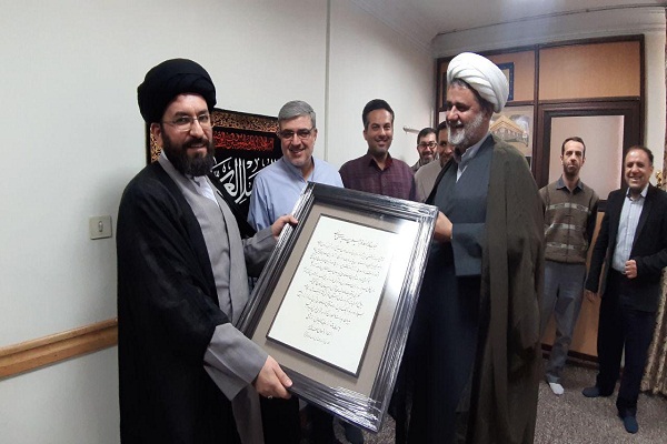 تجلیل از مدیر سابق مرکز امور قرآنی اوقاف