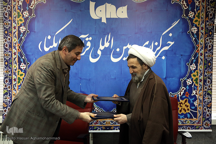 امضای تفاهمنامه همکاری میان پژوهشکده فرهنگ و معارف قرآن و سازمان قرآنی دانشگاهیان امضای تفاهمنامه همکاری میان پژوهشکده فرهنگ و معارف قرآن و سازمان قرآنی دانشگاهیان