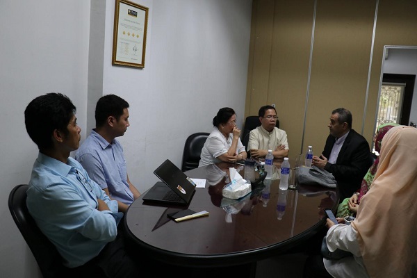 اهدای تابلوی قرآنی ایران به فعال دینی فیلیپین اهدای تابلوی قرآنی ایران به فعال دینی فیلیپین