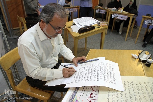 خط رایانه&zwnj;ای؛ رقیب جدی کاتبان قرآن/کاتبی که مادرش اولین سرمشق را دارد