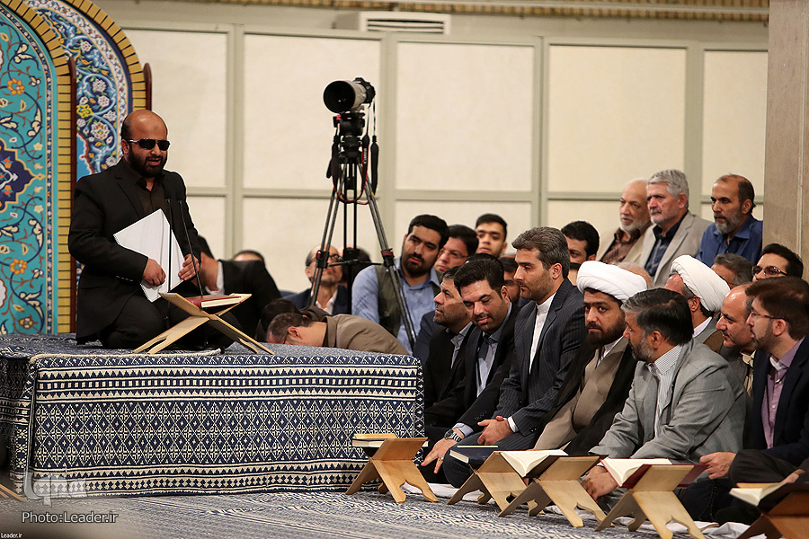 خوشحالی و شعف قاری روشندل از دریافت انگشتر رهبر انقلاب خوشحالی و شعف قاری روشندل از دریافت انگشتر رهبر انقلاب