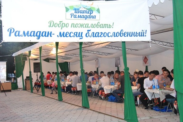رمضان در قرقیزستان؛ از خیرات در شب قدر تا کمک به یتیم&zwnj; خانه&zwnj;ها+عکس
