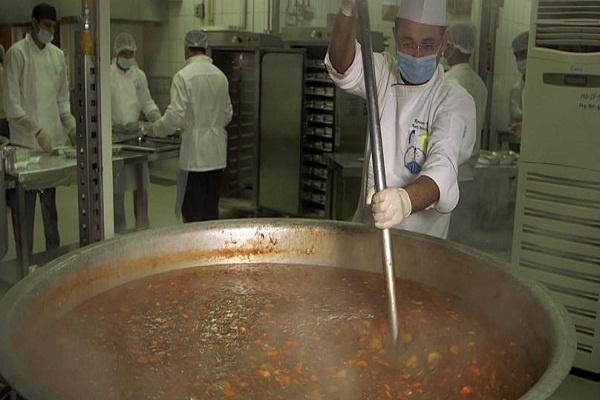 توزیع روزانه 30 هزار بسته افطاری در مسجد شیخ زاید ابوظبی توزیع روزانه 30 هزار بسته افطاری در مسجد شیخ زاید ابوظبی