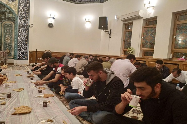افطار روزهداران در مسجد «خاتم الانبیاء» مسکو+عکس افطار روزهداران در مسجد «خاتم الانبیاء» مسکو+عکس
