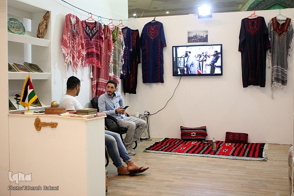 نمایش نسخ خطی تونس و 9 سبک قرائت قرآن از دختر فلسطینی نمایش نسخ خطی تونس و 9 سبک قرائت قرآن از دختر فلسطینی