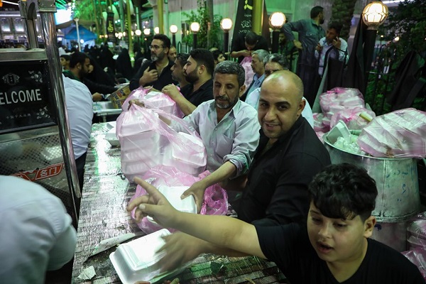 افطاری با طعم زیارت در بین&zwnj;الحرمین + عکس
