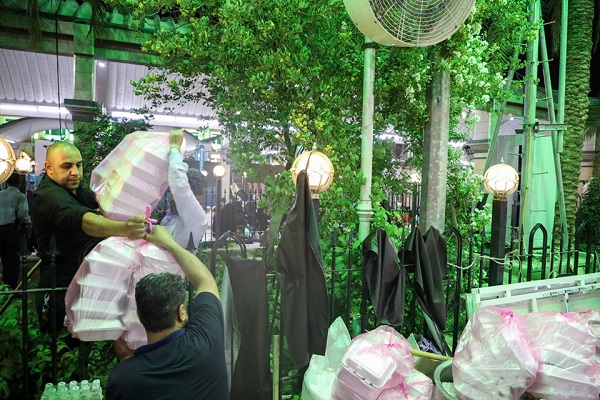 افطاری با طعم زیارت در بین‌الحرمین + عکس