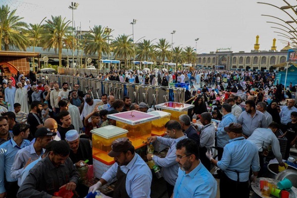 پذیرایی از روزه&zwnj;داران در بین&zwnj;الحرمین + عکس