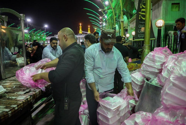 پذیرایی از روزه&zwnj;داران در بین&zwnj;الحرمین + عکس