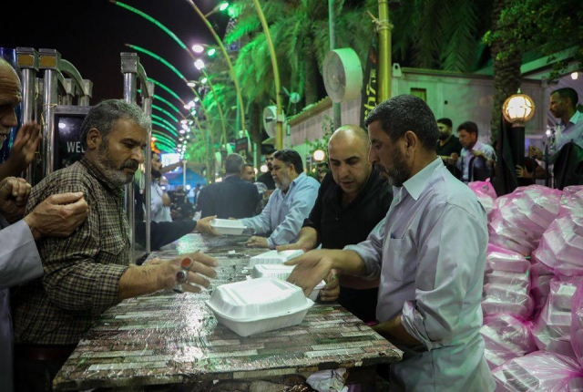 پذیرایی از روزه&zwnj;داران در بین&zwnj;الحرمین + عکس