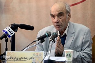 نسبت فلسفه به نژاد ایرانی ناشی از تعصب سیاسی است