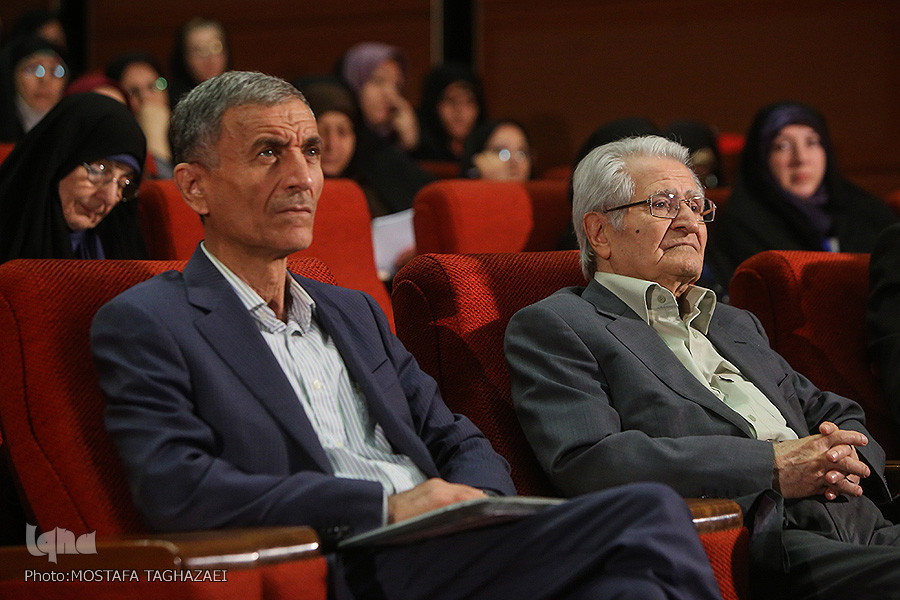 فوری //// دینانی: نخستین بار ایرانیان از نور سخن گفتند/اعوانی: فلسفه الهی سکولار نیست/داوری&zwnj;اردکانی: برقراری نسبت فلسفه با نژاد ایرانی ناشی از تعصب است