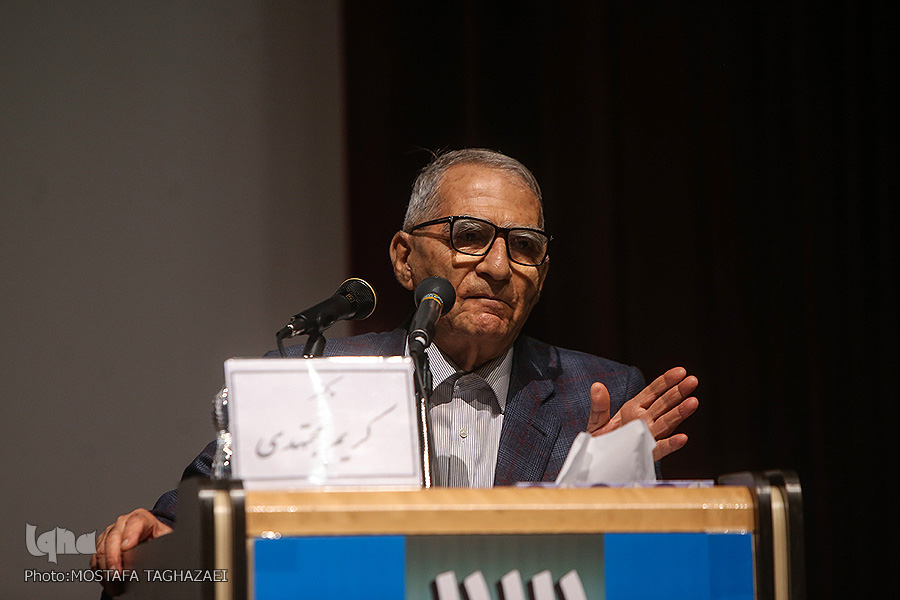 فوری //// دینانی: نخستین بار ایرانیان از نور سخن گفتند/اعوانی: فلسفه الهی سکولار نیست/داوری&zwnj;اردکانی: برقراری نسبت فلسفه با نژاد ایرانی ناشی از تعصب است