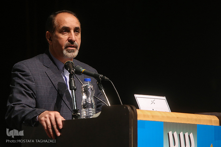 فوری //// دینانی: نخستین بار ایرانیان از نور سخن گفتند/اعوانی: فلسفه الهی سکولار نیست/داوری&zwnj;اردکانی: برقراری نسبت فلسفه با نژاد ایرانی ناشی از تعصب است