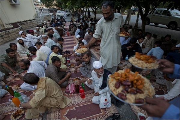رمضان در پاکستان؛ حنابندان دست&zwnj;ها و تهیه لباس نو