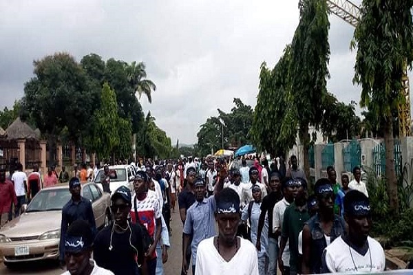 تظاهرات گسترده شیعیان نیجریه در حمایت از شیخ زکزاکی