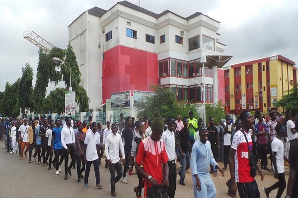 تظاهرات گسترده شیعیان نیجریه در حمایت از شیخ زکزاکی