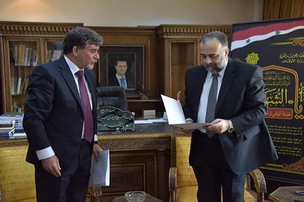 هدیه قرآنی بشار اسد به رئیس تشکیلات خودگردان فلسطین + عکس