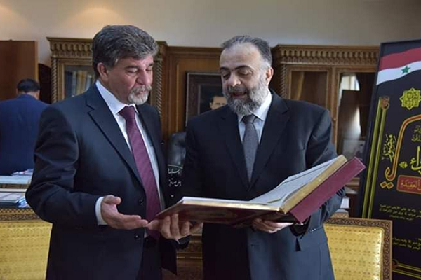 هدیه قرآنی بشار اسد به رئیس تشکیلات خودگردان فلسطین + عکس