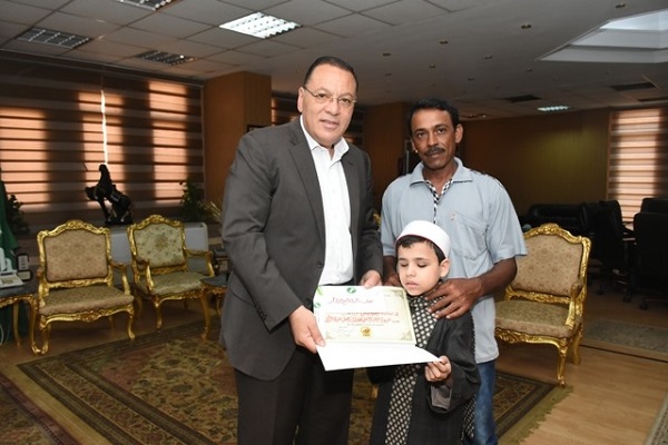 تجلیل استاندار مصری از دو خردسال روشندل حافظ کل قرآن تجلیل استاندار مصری از دو خردسال روشندل حافظ کل قرآن