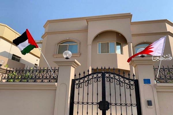 بحرینیها پرچم فلسطین را بر فراز منازلشان برافراشتند + عکس بحرینیها پرچم فلسطین را بر فراز منازلشان برافراشتند + عکس