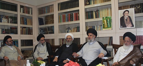 نشست صمیمی جمعی از اساتید حوزههای قم و نجف در بیت علامه طباطبایی نشست صمیمی جمعی از اساتید حوزههای قم و نجف در بیت علامه طباطبایی