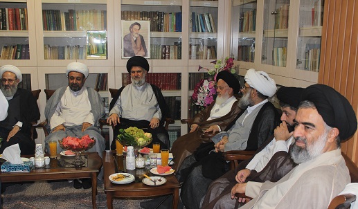 نشست صمیمی جمعی از اساتید حوزههای قم و نجف در بیت علامه طباطبایی نشست صمیمی جمعی از اساتید حوزههای قم و نجف در بیت علامه طباطبایی