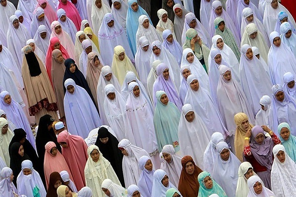 شعرخوانی گروهی و پوشیدن لباس سفید مردم اندونزی در عید غدیر